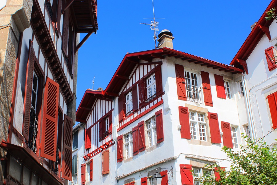 Maison cheminé ciel fenêtres